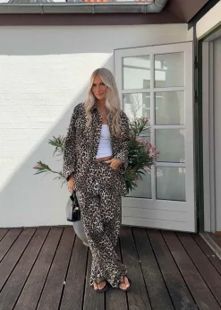 Dame Modström Jeans></noscript>HarveyMD print pants