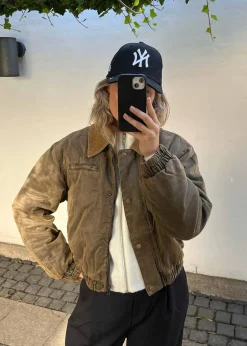 Dame Modström Jakker><noscript><img width=