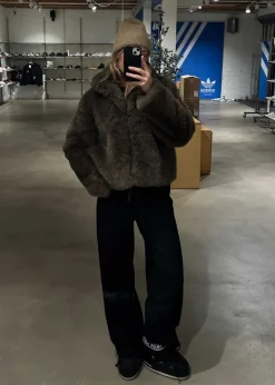 Dame Modström Jakker><noscript><img width=