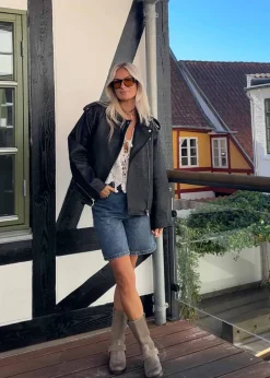 Dame Woodbird Shorts></noscript>Maggie Blooke Shorts
