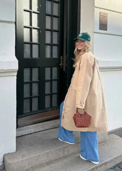 Dame Modström Jakker><noscript><img width=