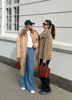 Dame Modström Jakker><noscript><img width=