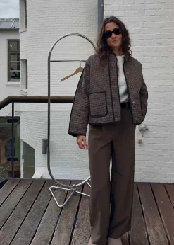 Dame Modström Jakker><noscript><img width=