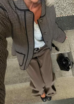 Dame Modström Jakker><noscript><img width=