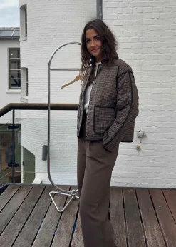 Dame Modström Jakker><noscript><img width=