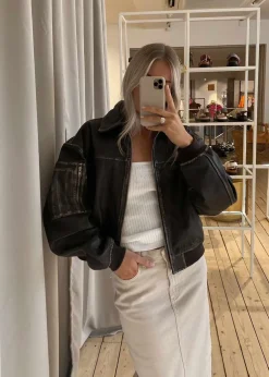 Dame Oval Square Jakker></noscript>Rocker Leather Bomber
