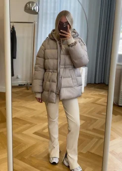 Dame Modström Jakker><noscript><img width=