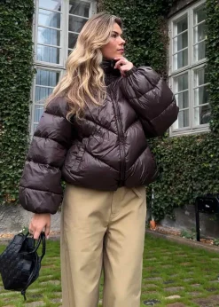 Dame Modström Jakker><noscript><img width=